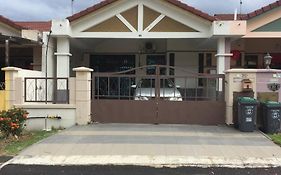 June'S Homestay@ Puteri Wangsa Near Aeon & Ikea